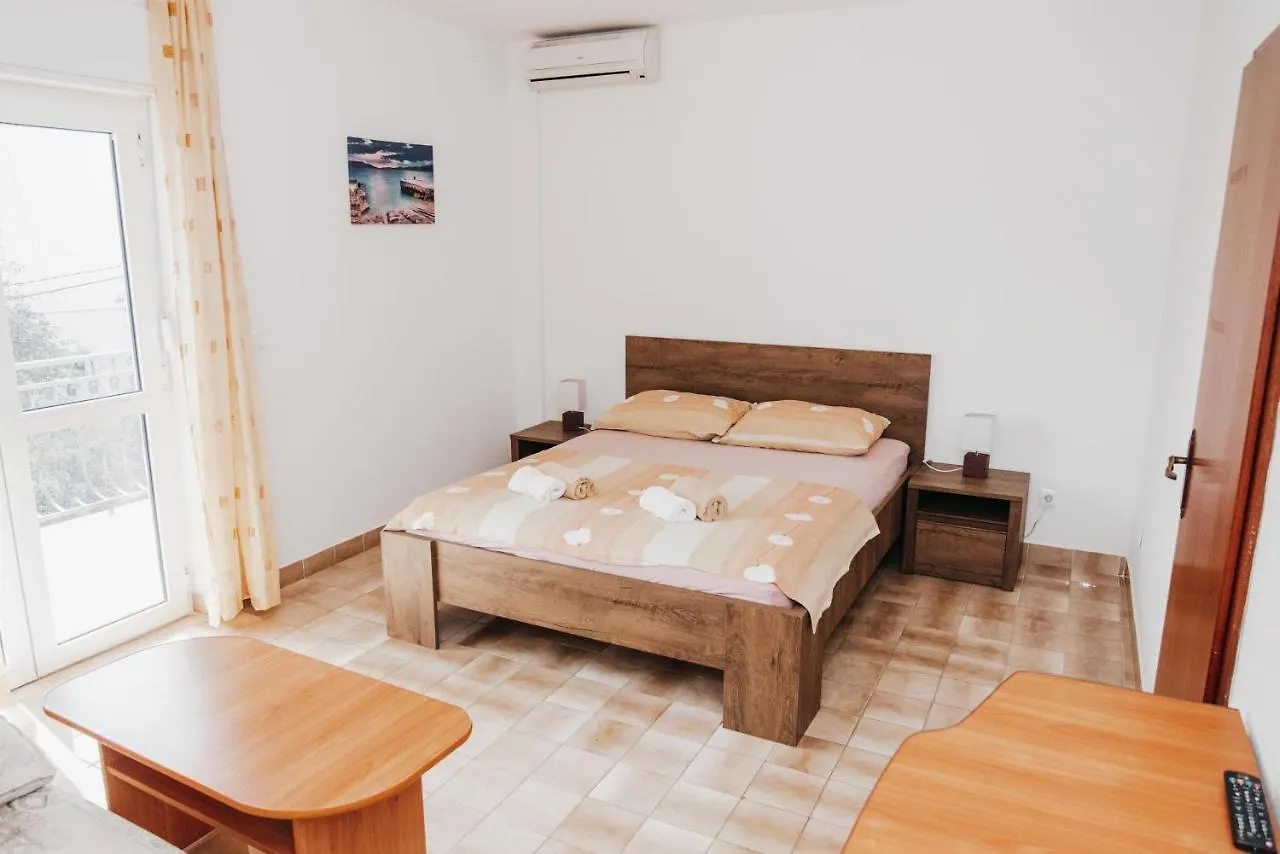 Villa Aequum 0*, Okrug Gornji